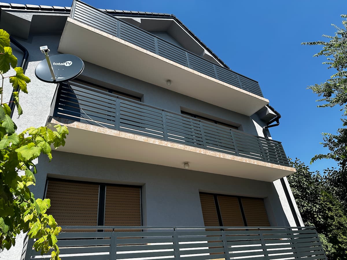 Moderne ograde za terasu na porodičnoj kući sa ravnim linijama