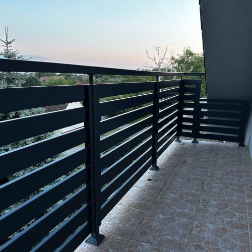 Aluminijumske ograde za terase na bočnoj terasi kuće