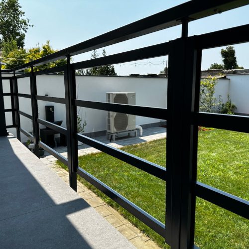 Metalne ograde za terasu minimalističkog dizajna uz modernu kuću
