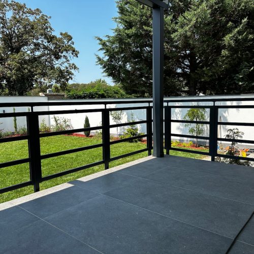 Panelne ograde za terasu sa crnim ramom i jednostavnim linijama