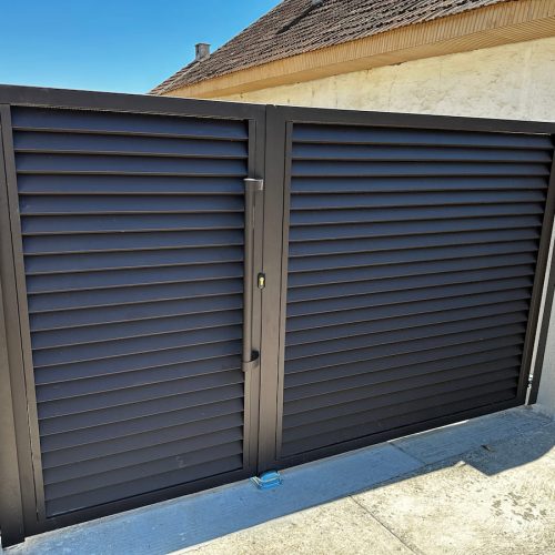 Moderne dvokrilne kapije za dvorište u antracit boji sa punim lamelama