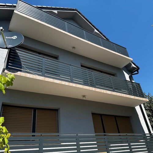 Moderne ograde za terasu na porodičnoj kući sa ravnim linijama