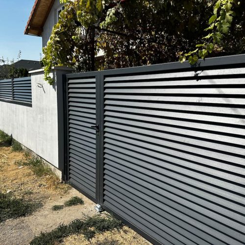 Metalne dvokrilne kapije za dvorište sa horizontalnim linijama i savremenim dizajnom