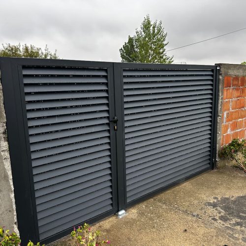 Dvokrilne kapije za dvorište u sivoj boji sa čvrstom metalnom konstrukcijom