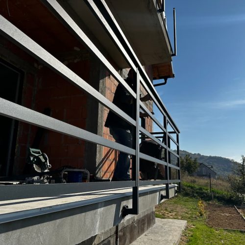 panelne ograde za terasu sa horizontalnim panelima i čvrstom konstrukcijom