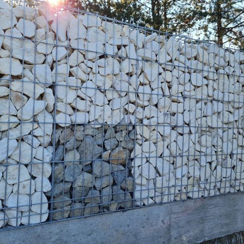 Gabioni ograda od belog kamena sa modernim ravnim dizajnom