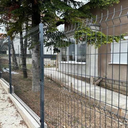 Klasična panelna ograda za dvorište sa metalnom mrežom i stabilnim stubovima