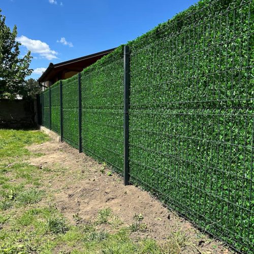 Veštačka živa ograda za dvorište sa zelenim panelima za dodatnu privatnost i estetski izgled