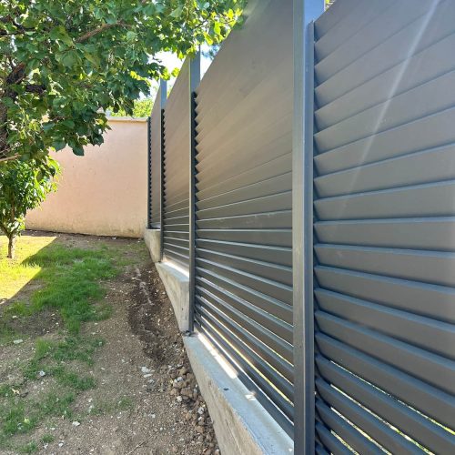 Elegantna aluminijumska ograda za dvorište sa punim lamelama i preciznom završnom obradom