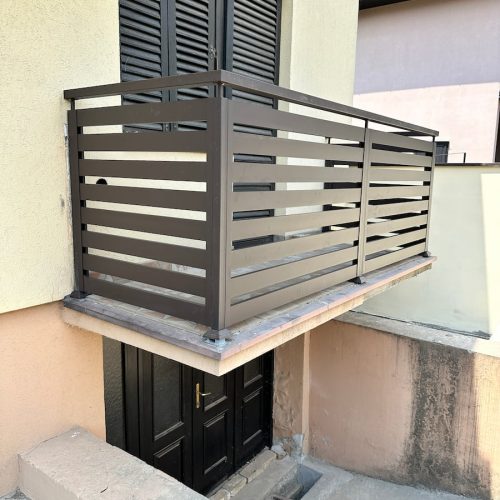 Aluminijumske ograde za terase sa horizontalnim profilima u sivoj boji