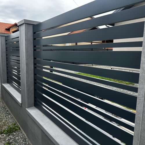 Savremena providna aluminijumska ograda za dvorište u antracit boji sa minimalističkim dizajnom