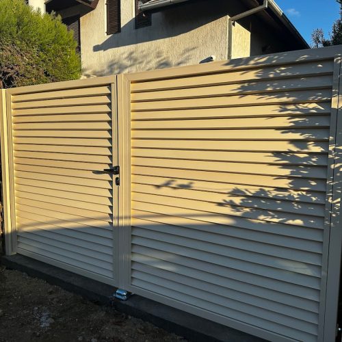 Dvokrilne kapije za dvorište od aluminijuma u bež boji sa horizontalnim panelima