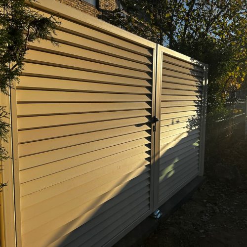 Bež dvokrilne kapije za dvorište sa modernim horizontalnim profilima