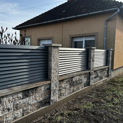 Aluminijumska ograda za dvorište postavljena na betonski zid sa modernim horizontalnim panelima