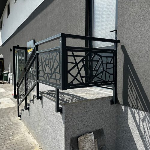 CNC ograda za stepenice sa geometrijskim panelima, spoljna terasa i prilaz, crna metalna izrada