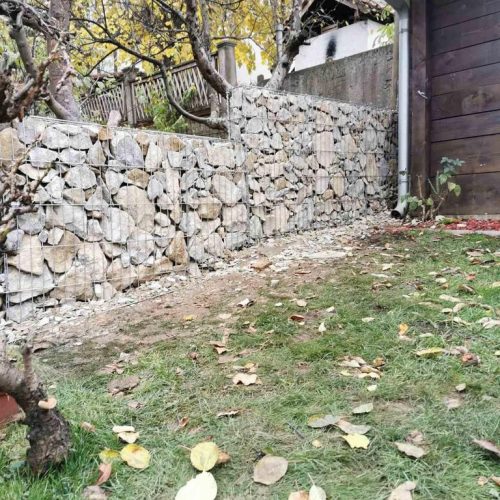 Gabioni ograda za dvorište izrađena od prirodnog kamena sa čeličnom konstrukcijom