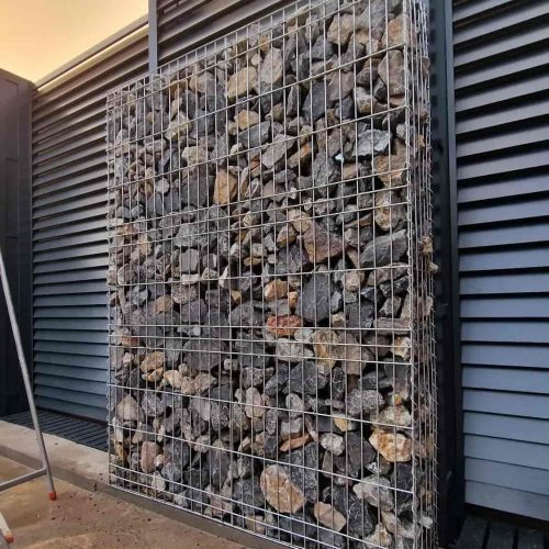 Dekorativni gabioni zid sa kamenim punjenjem uz poslovni objekat