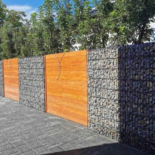 Gabioni i drvena ograda kombinacija modernog dizajna