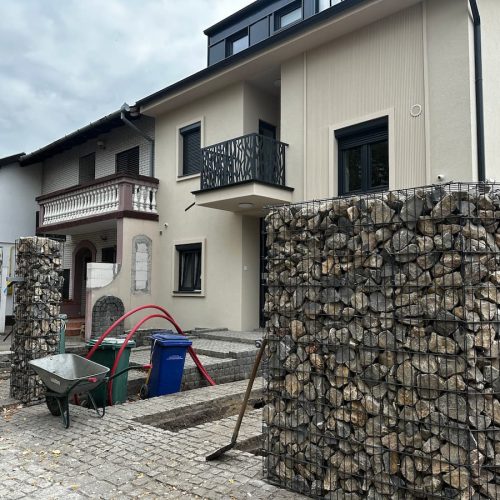 Gabioni ograda oko porodične kuće sa kamenim punjenjem i stabilnom konstrukcijom