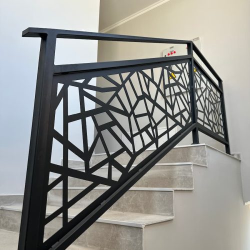 Crni gelender za stepenice sa CNC dekor panelom, moderna metalna ograda u enterijeru na stepeništu