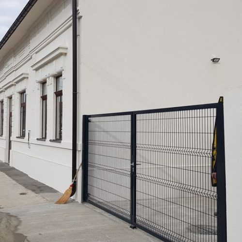 Kapije od panela uz zid objekta, metalni okvir sa mrežastim poljima