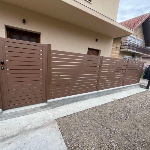 kapija za dvorište aluminijumska kapija sa ogradom u dvorištu porodične kuće