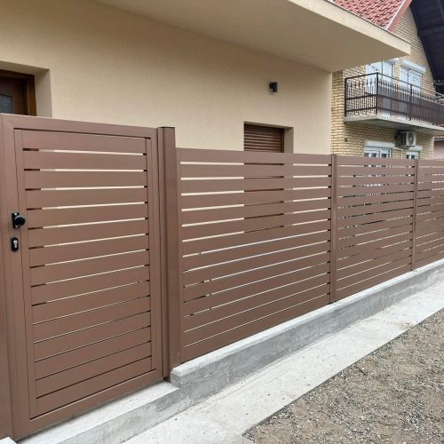 kapija za dvorište moderna metalna kapija sa horizontalnim linijama ispred kuće