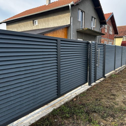 dvokrilna kapija bele boje