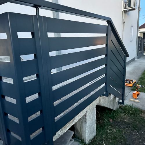 Metalna ograda za terasu/stepenice sa lamelama, zaštita ivice platforme, moderna crna završna obrada