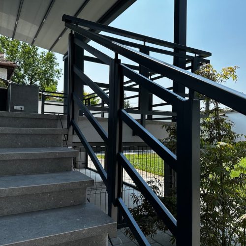 Spoljni metalni gelender za stepenice sa horizontalnim prečkama, konstrukcija u mat crnoj boji