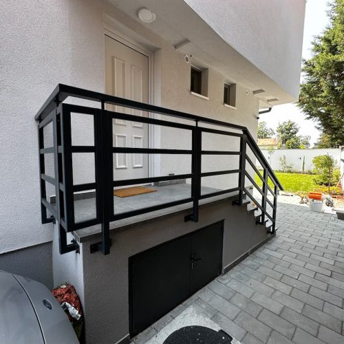 Spoljna ograda i gelender na ulaznoj platformi, metalna konstrukcija sa horizontalnim prečkama