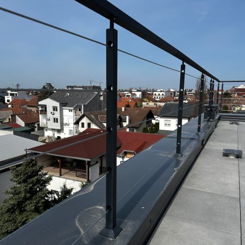 ograde sa sajlama za terasu minimalistički dizajn i otvoren pogled