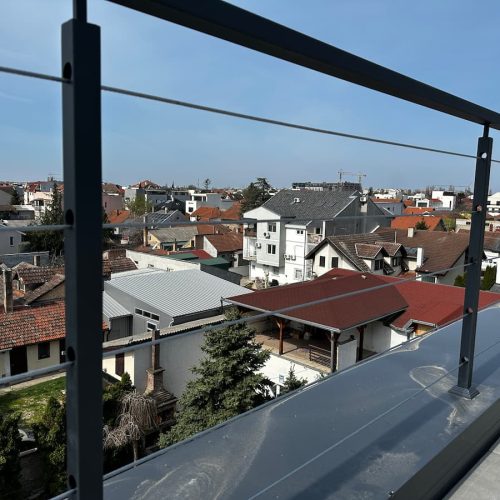 ograde za terasu sa sajlama crna metalna konstrukcija moderan stil