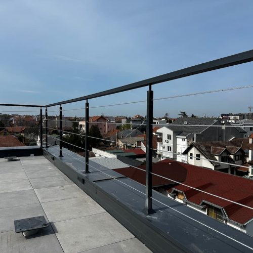 ograde za terasu sa sajlama moderan balkon sa pogledom na grad