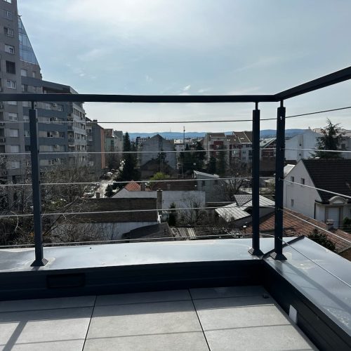 ograde za terasu sa sajlama savremeni balkon sa sigurnosnim sistemom