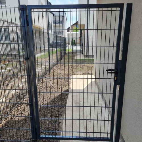 Kapije od panela, pešačka kapija sa mrežastim ispunama uz stazu i panelnu ogradu