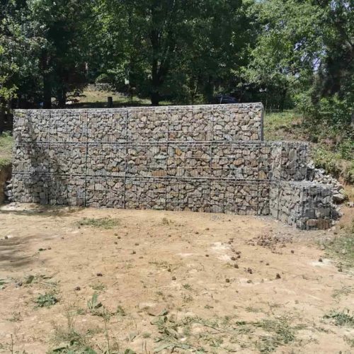 Gabioni ograda za industrijski objekat sa čvrstim kamenim ispunama